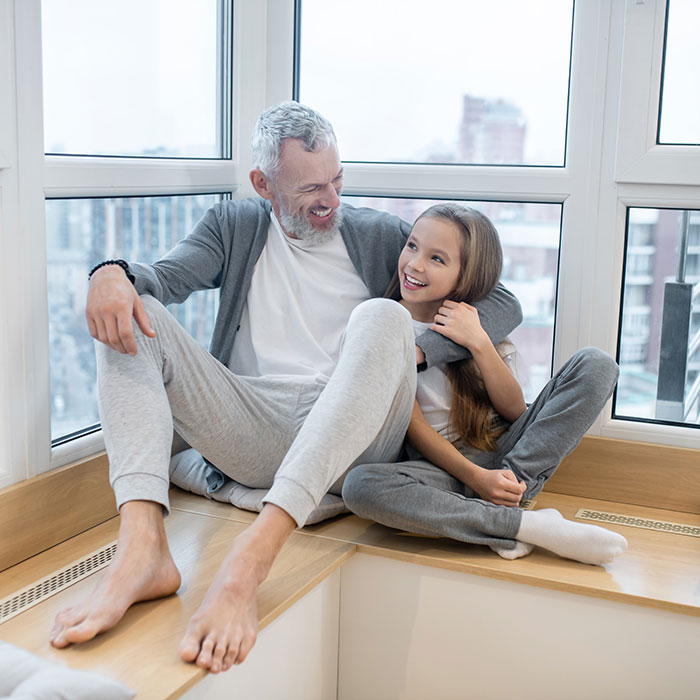 Lachender Vater mit Tochter
