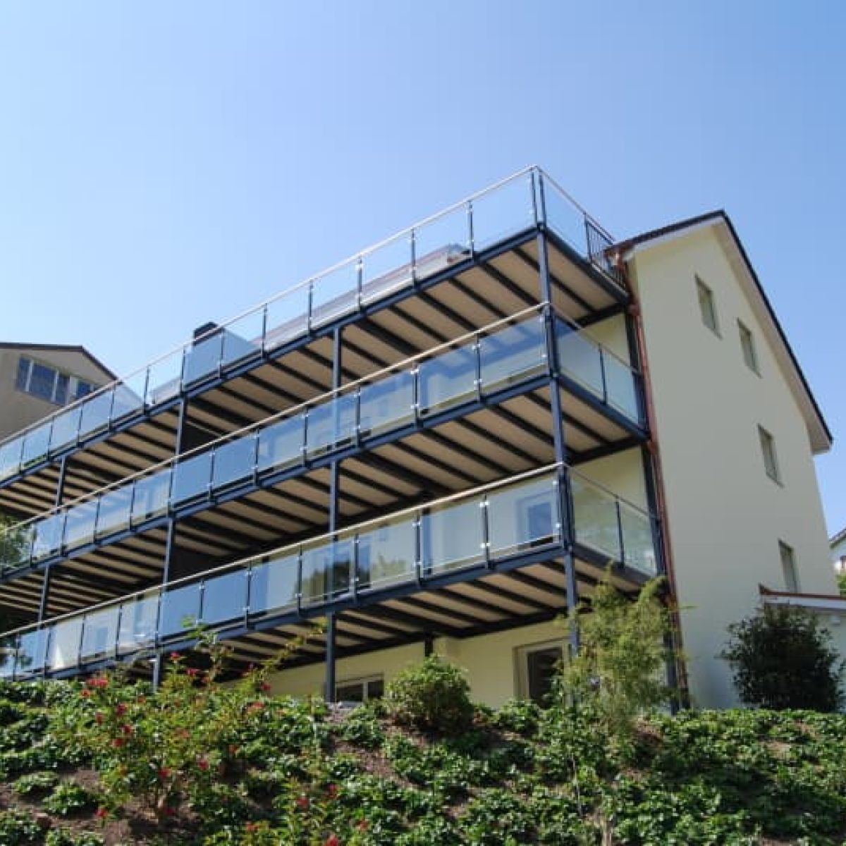 Grosszügige Aussenflächen mit ausgezeichneten Panoramablick in die Bergen und den See