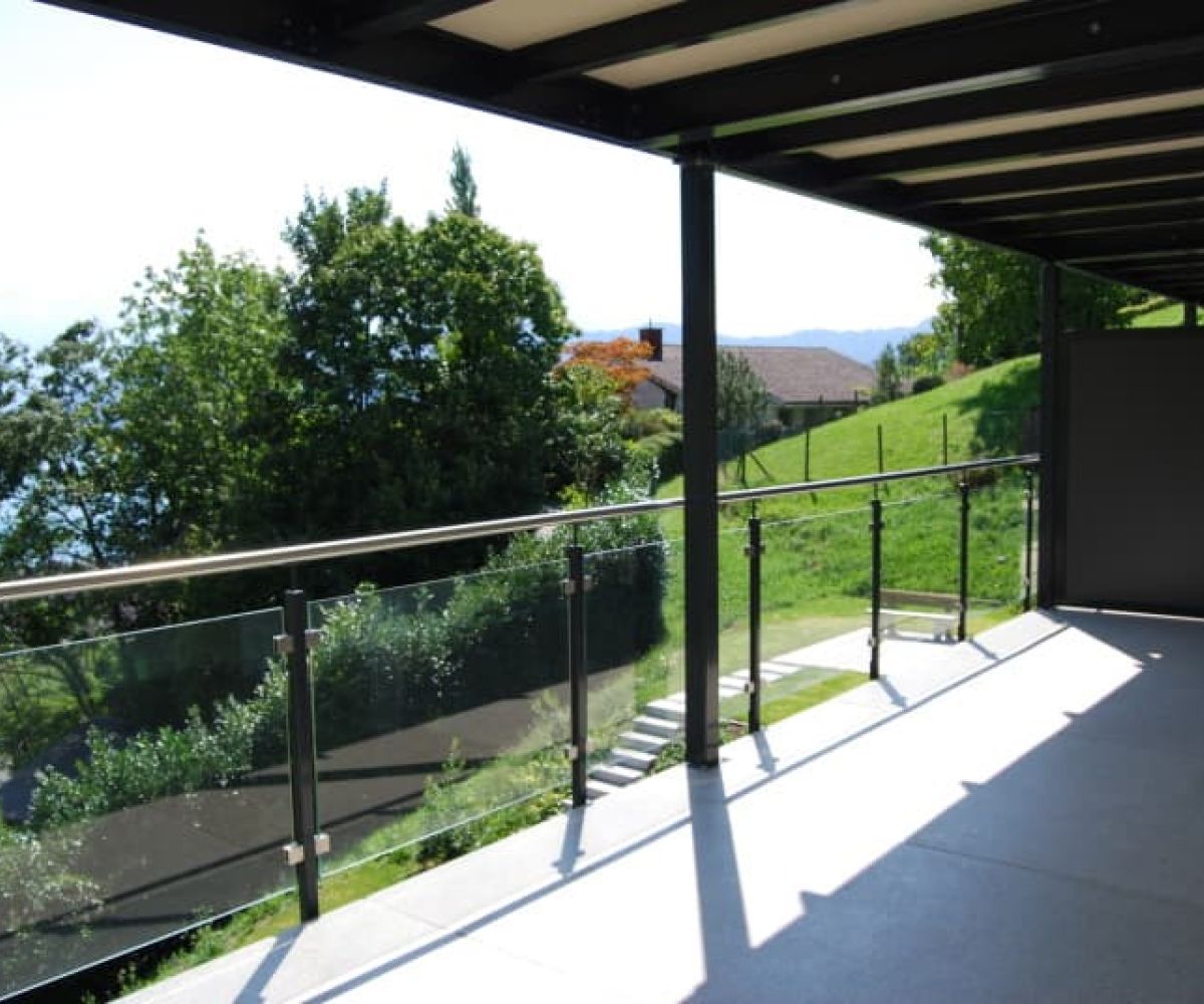 Grosszügige Aussenflächen mit ausgezeichneten Panoramablick in die Bergen und den See