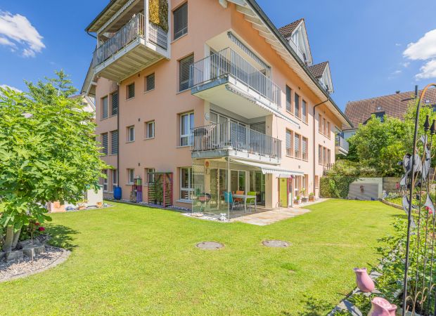 Moderne 4.5-Zimmer-Wohnung mit grosszügigen Garten in Bonstetten